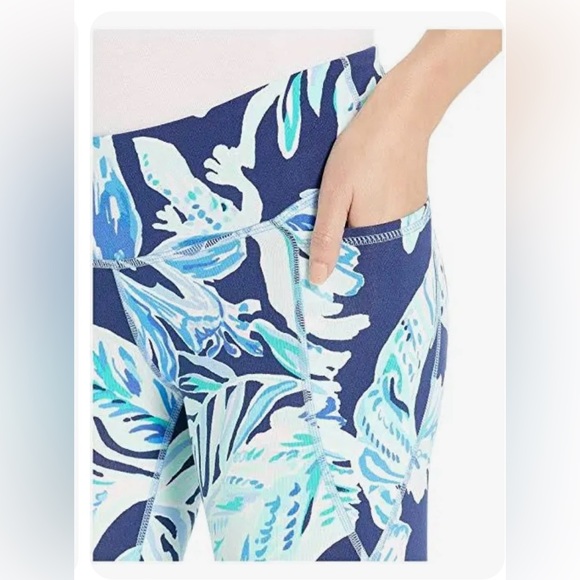 Lilly Pulitzer Weekender Crop. Size Large. NWT in original packaging. - Picture 2 of 6